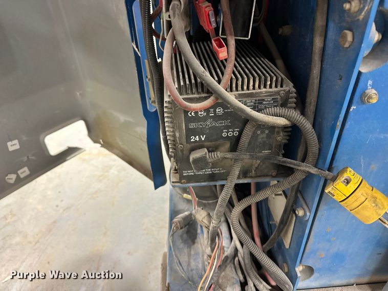 image for item DQ7743 2012 Genie GR20 vertical lift