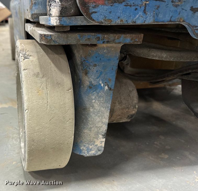 image for item DQ7743 2012 Genie GR20 vertical lift