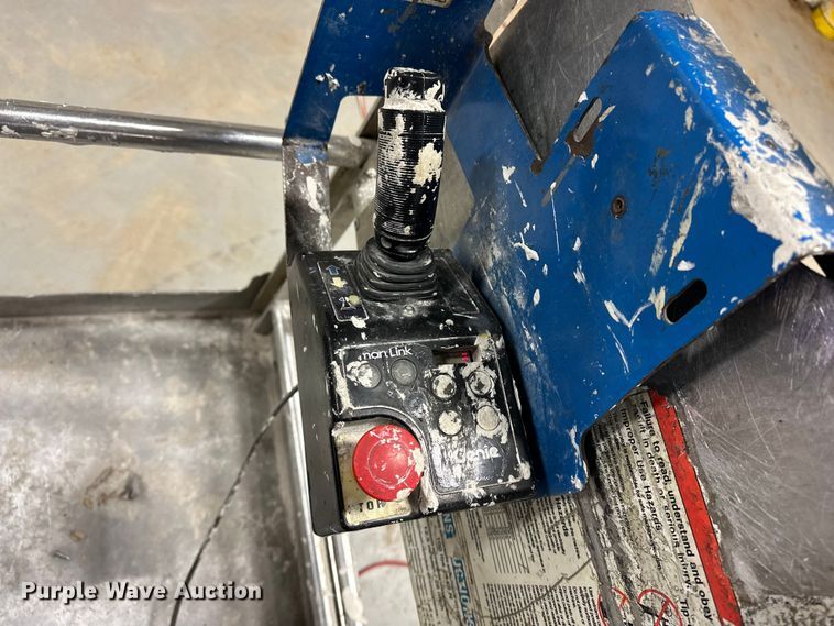 image for item DQ7751 2012 Genie GR-20 vertical lift