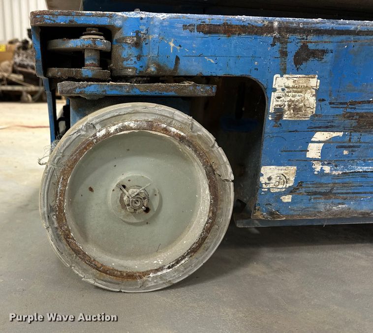 image for item DQ7751 2012 Genie GR-20 vertical lift