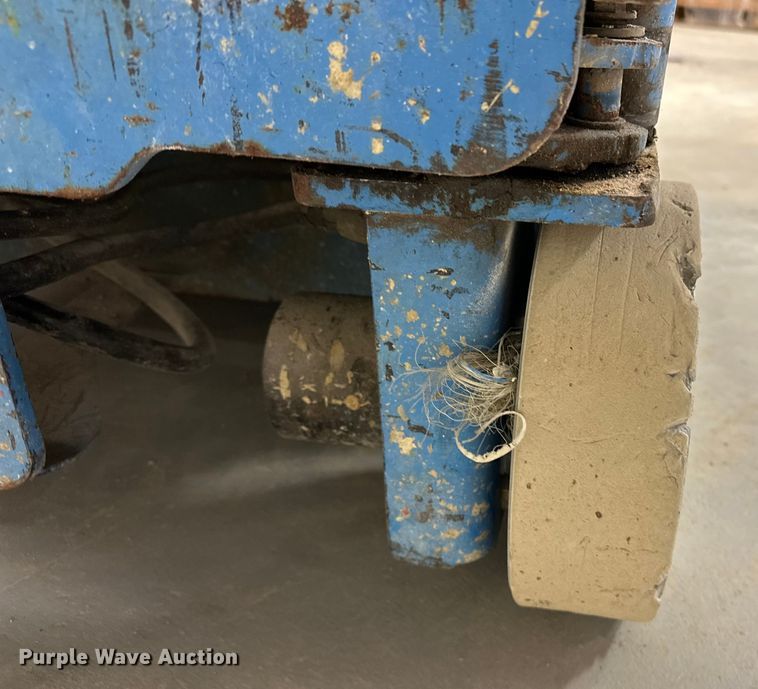 image for item DQ7751 2012 Genie GR-20 vertical lift