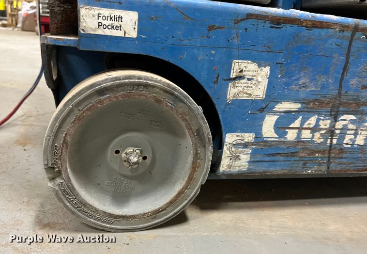 image for item DQ7751 2012 Genie GR-20 vertical lift