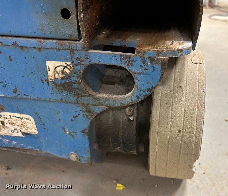 image for item DQ7751 2012 Genie GR-20 vertical lift