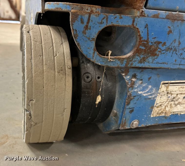 image for item DQ7751 2012 Genie GR-20 vertical lift