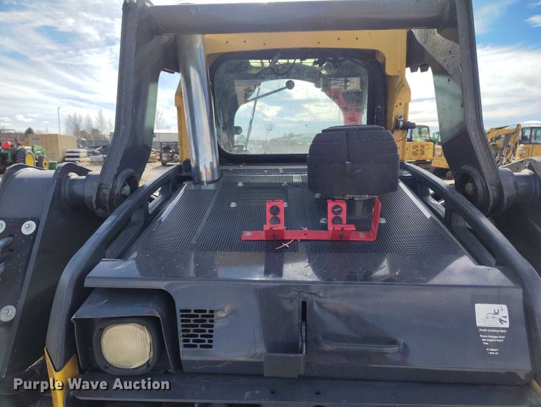 image for item DT0776 2017 John Deere 323E tracked skid steer loader