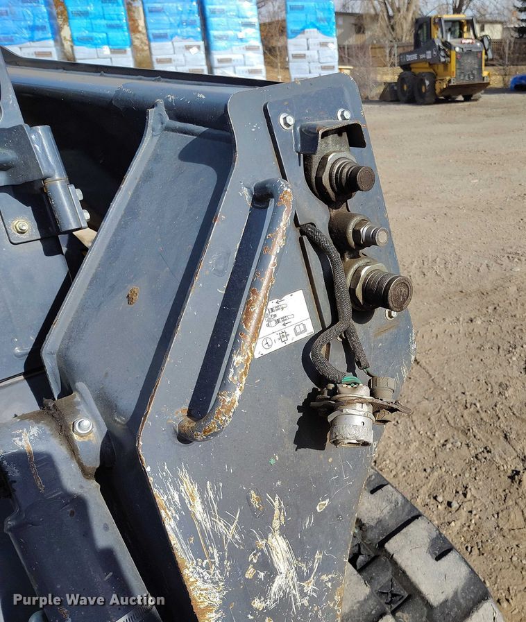 image for item DT0776 2017 John Deere 323E tracked skid steer loader