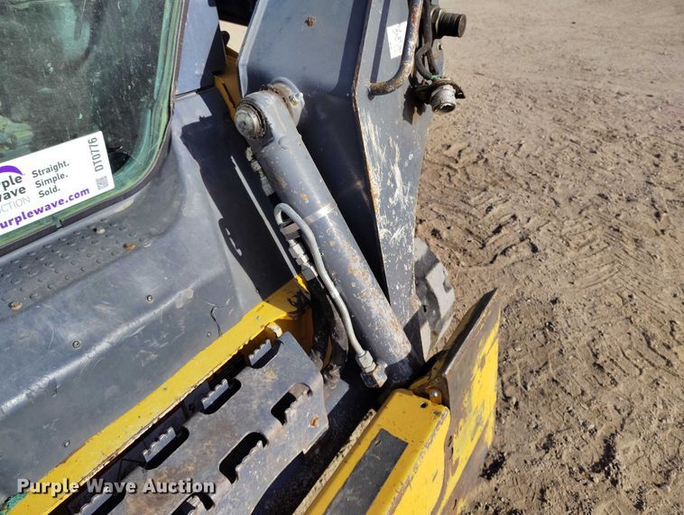 image for item DT0776 2017 John Deere 323E tracked skid steer loader