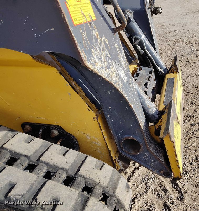 image for item DT0776 2017 John Deere 323E tracked skid steer loader