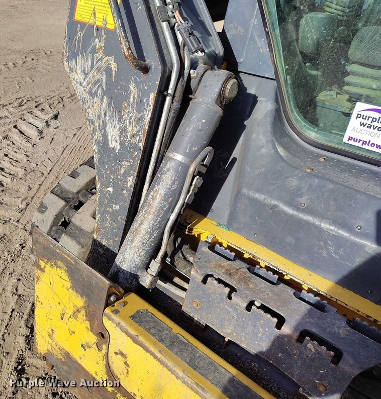 image for item DT0776 2017 John Deere 323E tracked skid steer loader