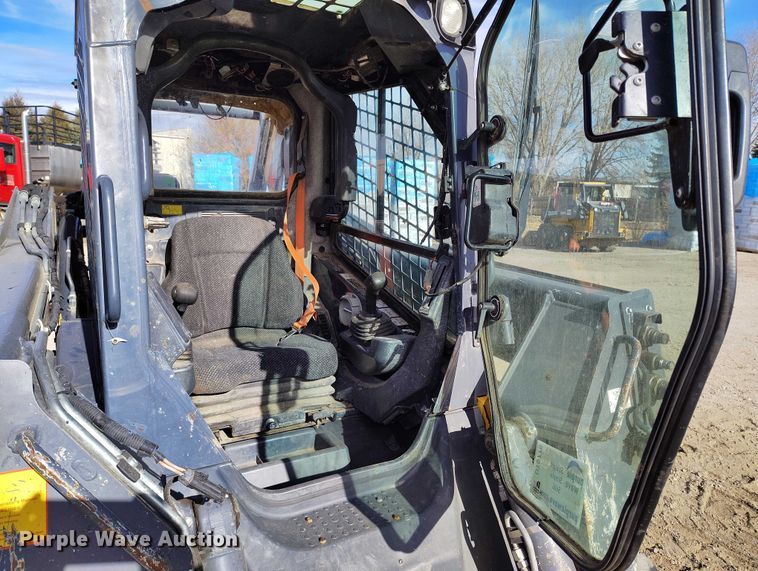 image for item DT0776 2017 John Deere 323E tracked skid steer loader