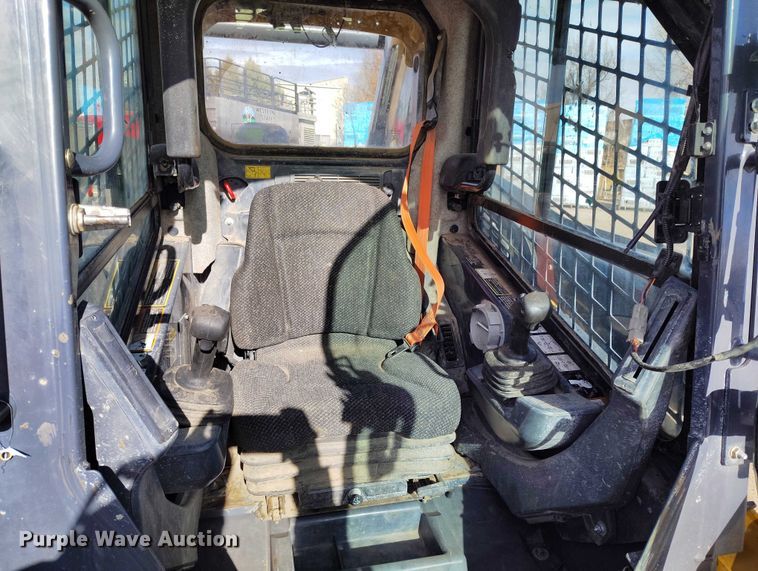 image for item DT0776 2017 John Deere 323E tracked skid steer loader