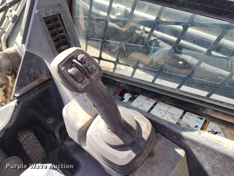 image for item DT0776 2017 John Deere 323E tracked skid steer loader