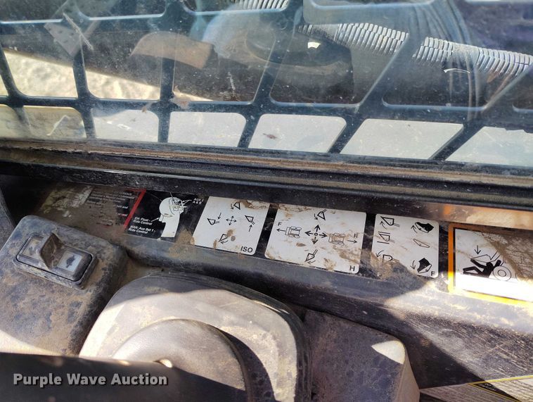 image for item DT0776 2017 John Deere 323E tracked skid steer loader