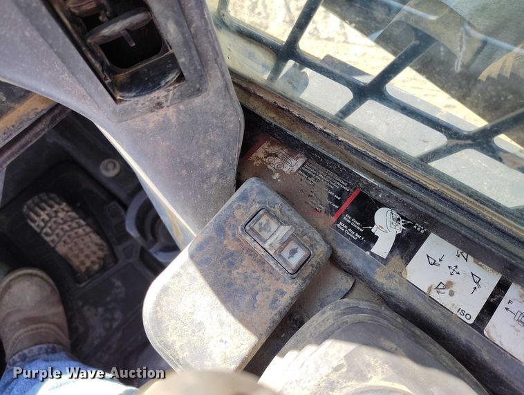 image for item DT0776 2017 John Deere 323E tracked skid steer loader