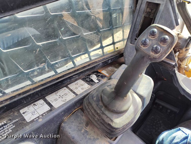 image for item DT0776 2017 John Deere 323E tracked skid steer loader