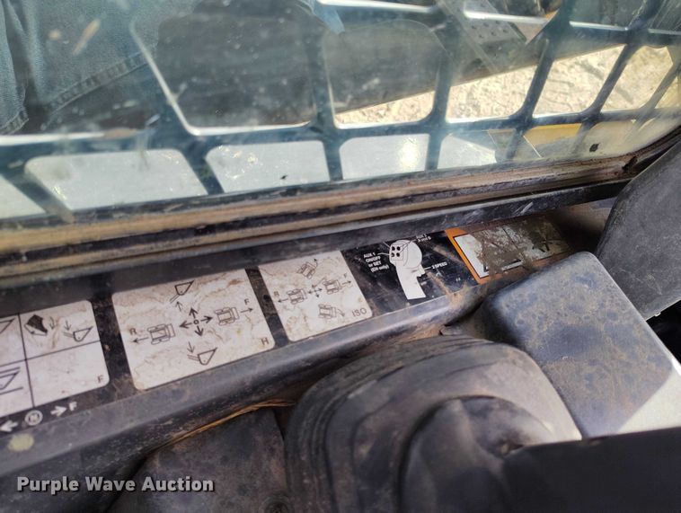 image for item DT0776 2017 John Deere 323E tracked skid steer loader