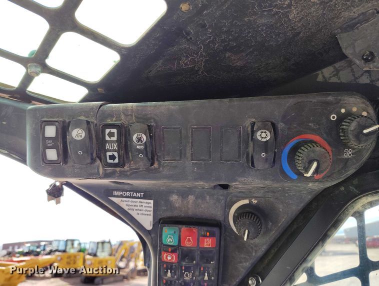 image for item DT0776 2017 John Deere 323E tracked skid steer loader