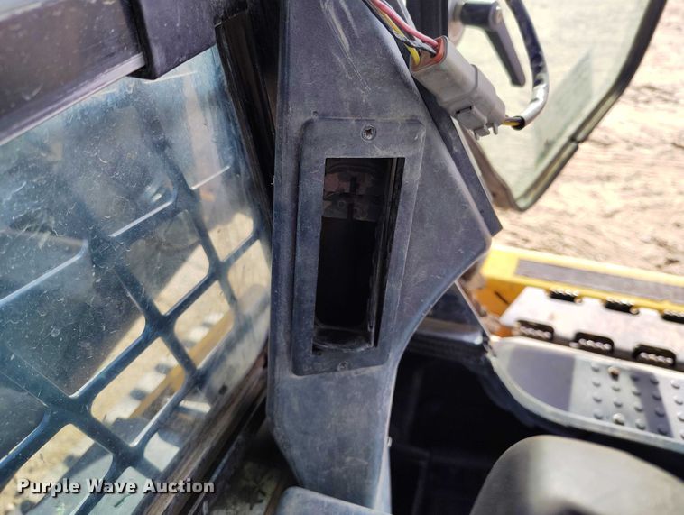 image for item DT0776 2017 John Deere 323E tracked skid steer loader