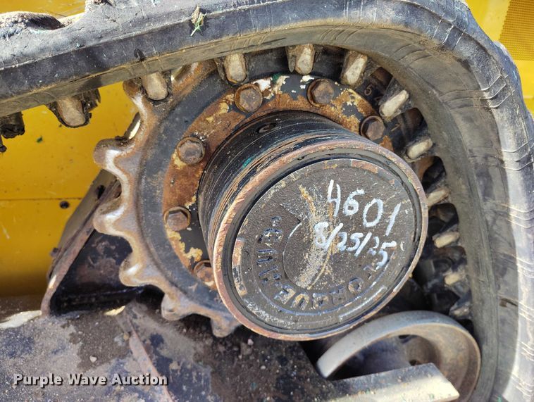 image for item DT0776 2017 John Deere 323E tracked skid steer loader