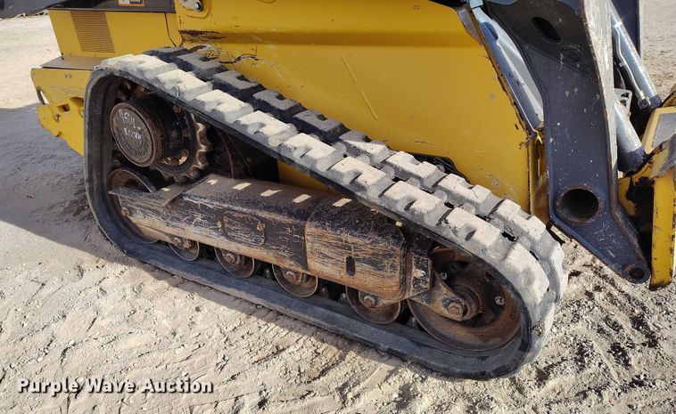 image for item DT0776 2017 John Deere 323E tracked skid steer loader