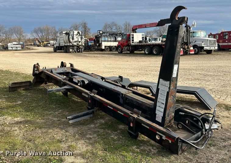 image for item DT6413 2007 Galbreath U5-HK-176 hook lift bed