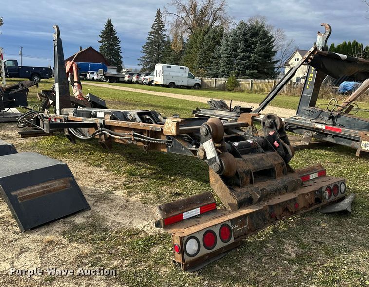 image for item DT6413 2007 Galbreath U5-HK-176 hook lift bed