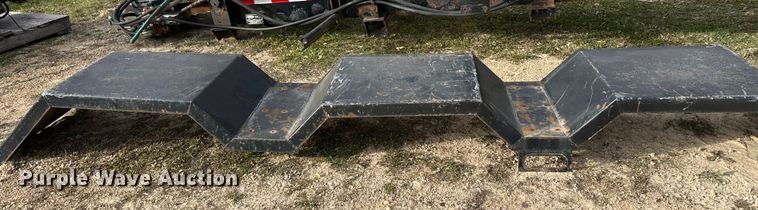 image for item DT6413 2007 Galbreath U5-HK-176 hook lift bed