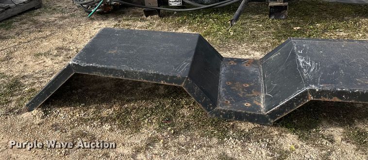 image for item DT6413 2007 Galbreath U5-HK-176 hook lift bed