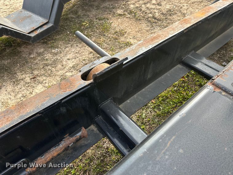 image for item DT6413 2007 Galbreath U5-HK-176 hook lift bed