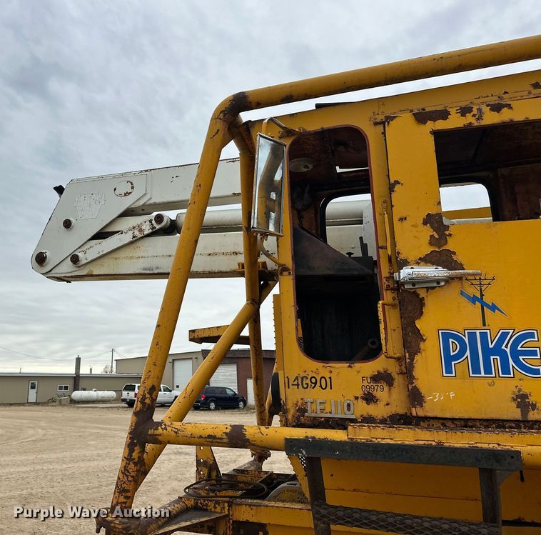 image for item DT6423 Terra Flex TF110 track carrier with bucket lift