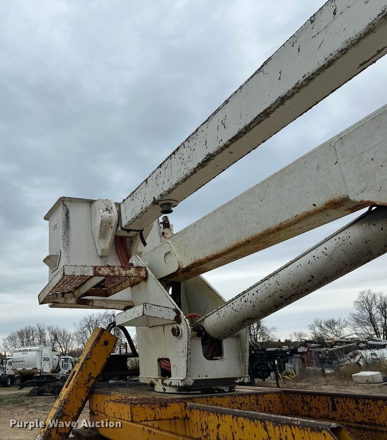 image for item DT6423 Terra Flex TF110 track carrier with bucket lift