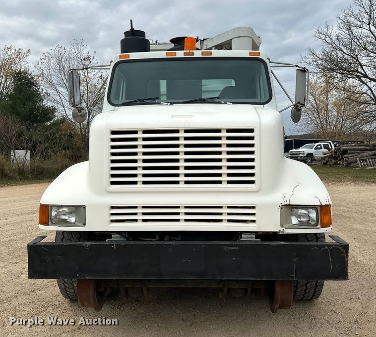 image for item DT6427 2001 International 2674 vacuum truck
