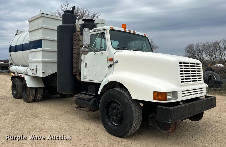 image for item DT6427 2001 International 2674 vacuum truck