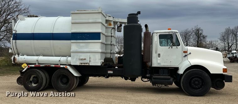 image for item DT6427 2001 International 2674 vacuum truck