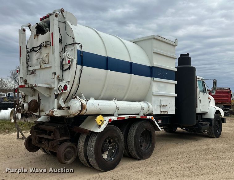 image for item DT6427 2001 International 2674 vacuum truck