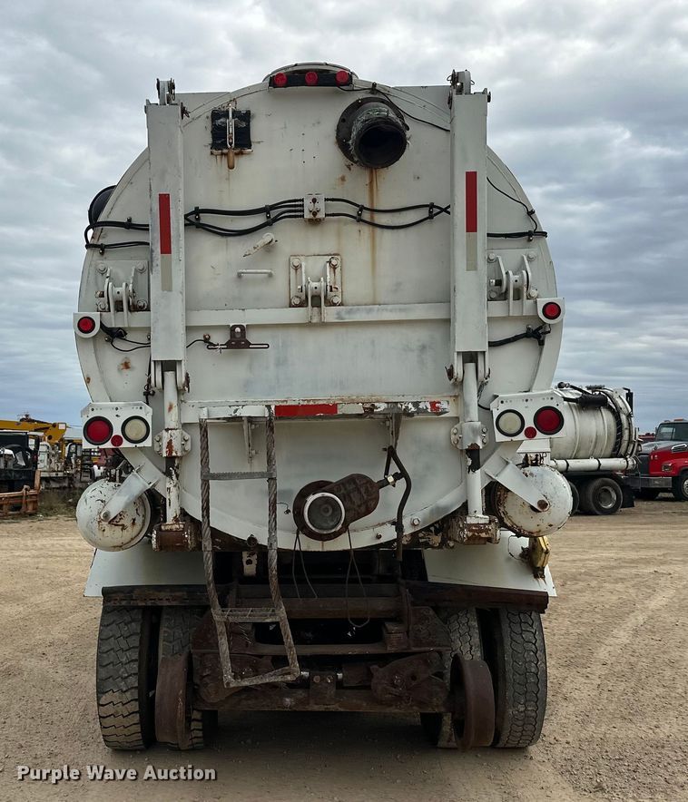 image for item DT6427 2001 International 2674 vacuum truck