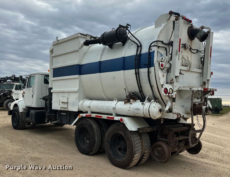 image for item DT6427 2001 International 2674 vacuum truck