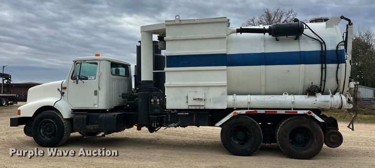 image for item DT6427 2001 International 2674 vacuum truck