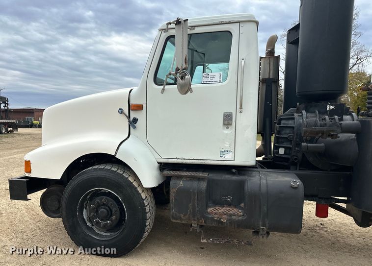 image for item DT6427 2001 International 2674 vacuum truck