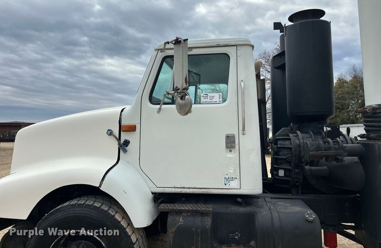 image for item DT6427 2001 International 2674 vacuum truck