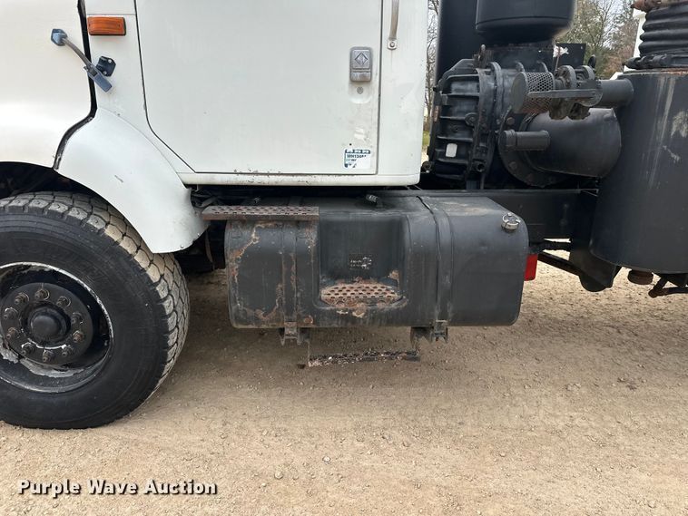 image for item DT6427 2001 International 2674 vacuum truck