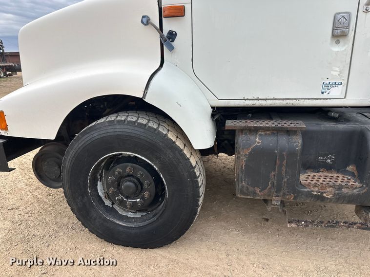 image for item DT6427 2001 International 2674 vacuum truck
