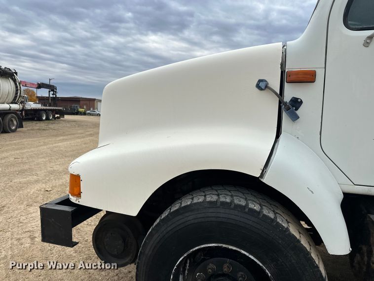 image for item DT6427 2001 International 2674 vacuum truck