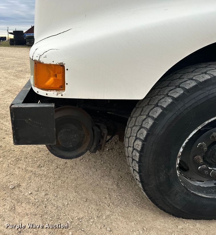 image for item DT6427 2001 International 2674 vacuum truck