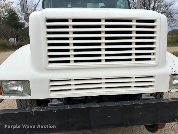 image for item DT6427 2001 International 2674 vacuum truck
