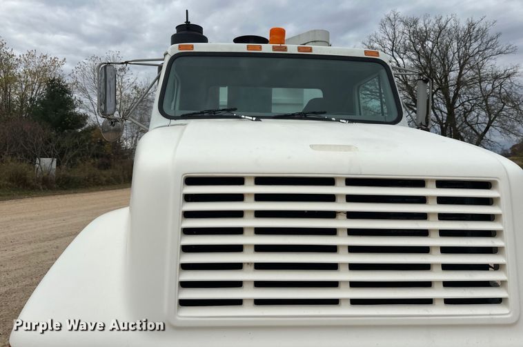 image for item DT6427 2001 International 2674 vacuum truck