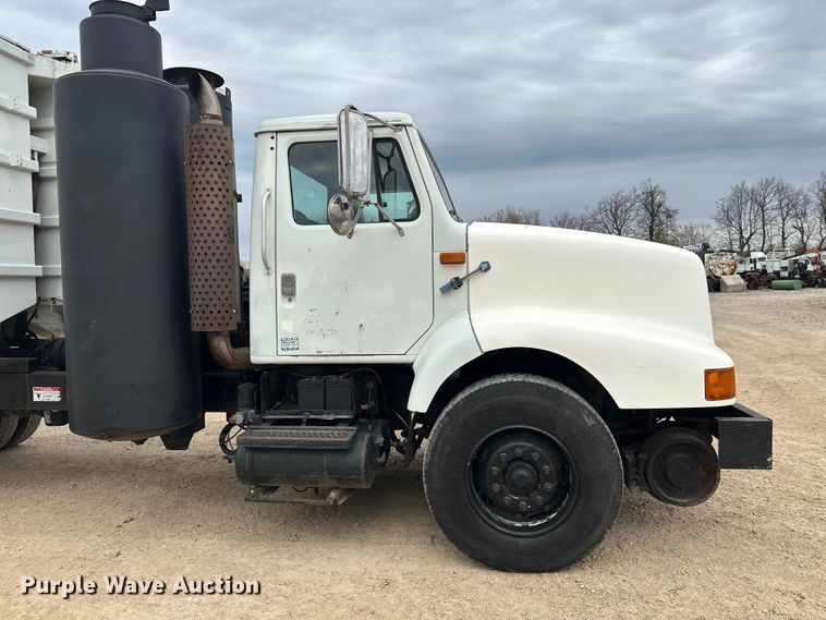 image for item DT6427 2001 International 2674 vacuum truck