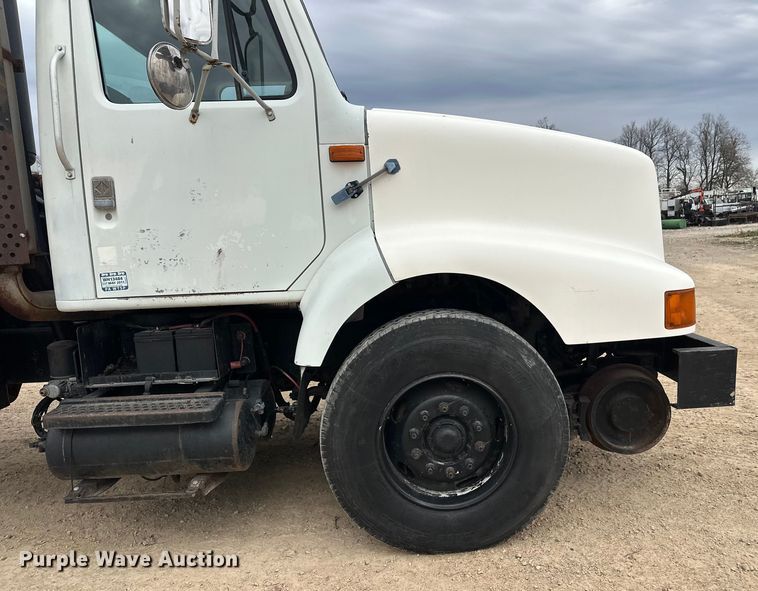 image for item DT6427 2001 International 2674 vacuum truck