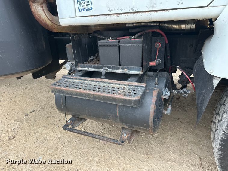 image for item DT6427 2001 International 2674 vacuum truck