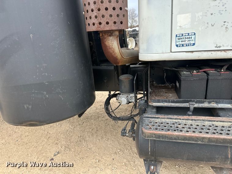 image for item DT6427 2001 International 2674 vacuum truck